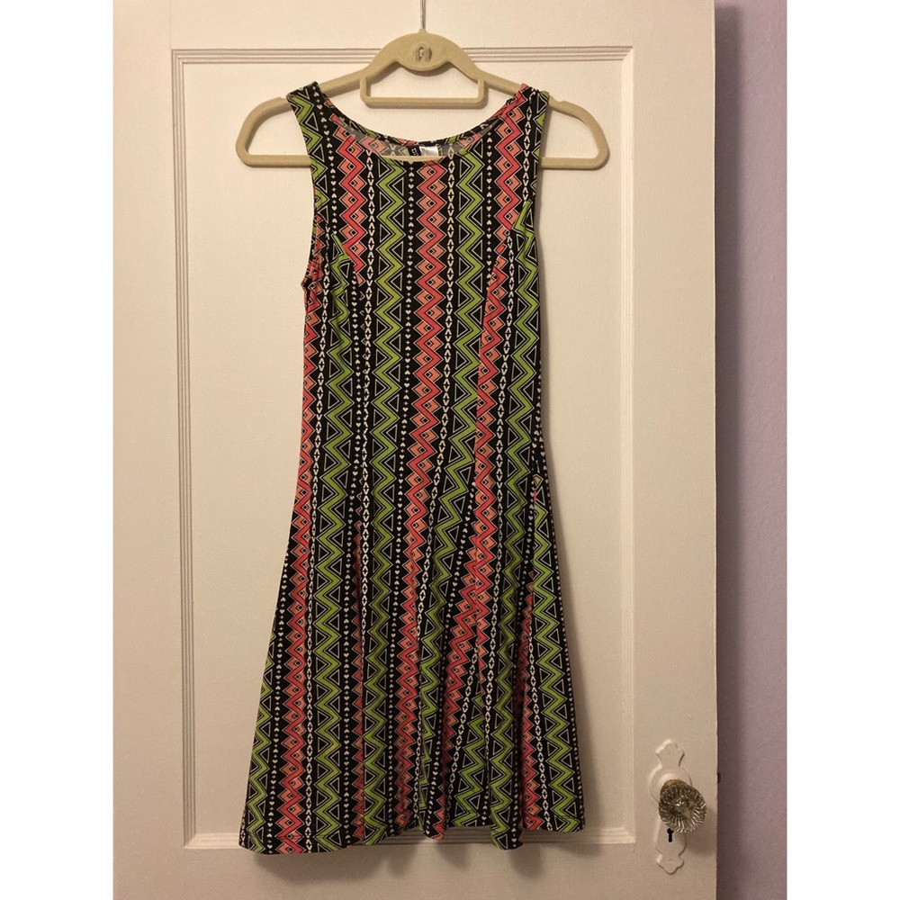 H&M’s Divided multicolor zig-zag print dress US 4 (XS)